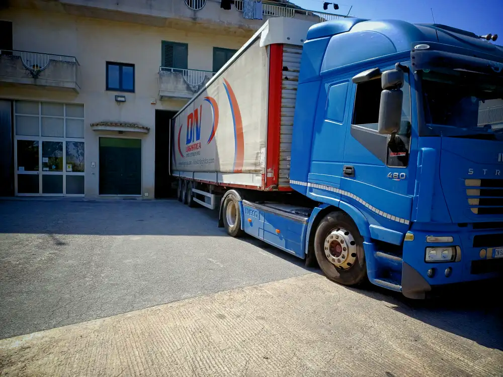 Camion in carico Farine Caruso Modica