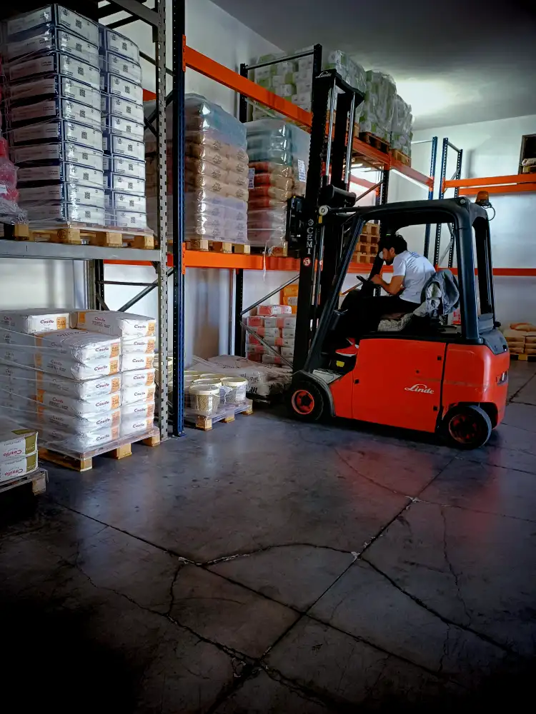 Transpallet nel Magazzino Caruso Farine Modica