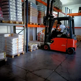 Transpallet nel Magazzino Caruso Farine Modica